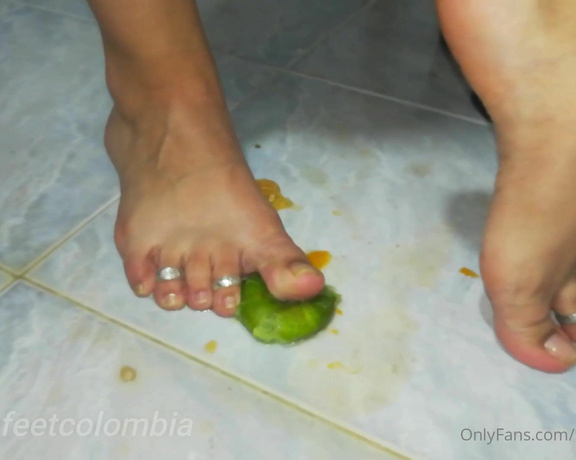 EvvaLion aka evvalion - 12-23-2020 OnlyFans Video - Crushing a tangerine with my black sandals and naked toes