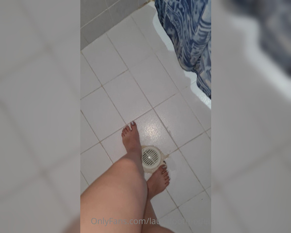 EvvaLion aka evvalion - 01-20-2021 OnlyFans Video - A quick shower to my feet_vm92