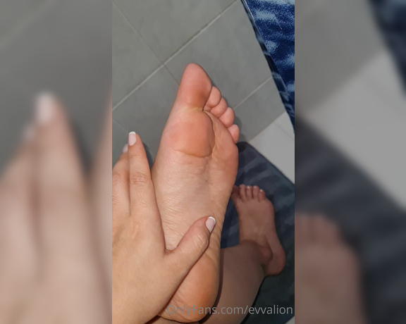 EvvaLion aka evvalion - 02-07-2021 OnlyFans Video - Today is a sunny sunday, I gonna take a cold shower to refresh my sweaty toes