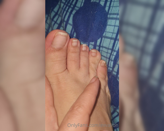 EvvaLion aka evvalion - 04-13-2021 OnlyFans Video - Mira mis uñas sin esmalte, qué te parecen Look my naked toe nails, do you like_a1zh