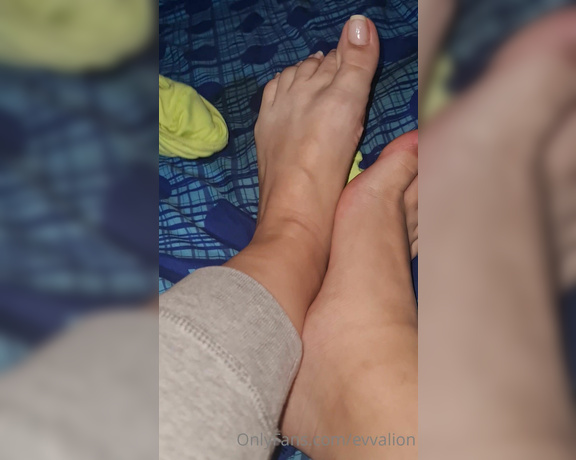 EvvaLion aka evvalion - 04-13-2021 OnlyFans Video - Mira mis uñas sin esmalte, qué te parecen Look my naked toe nails, do you like_a1zh