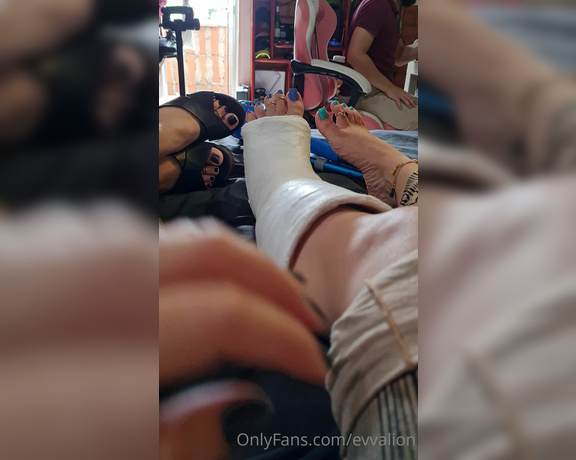 EvvaLion aka evvalion - 03-03-2021 OnlyFans Video - This last weekend My caster put a Short leg cast in yelahiag s Leg