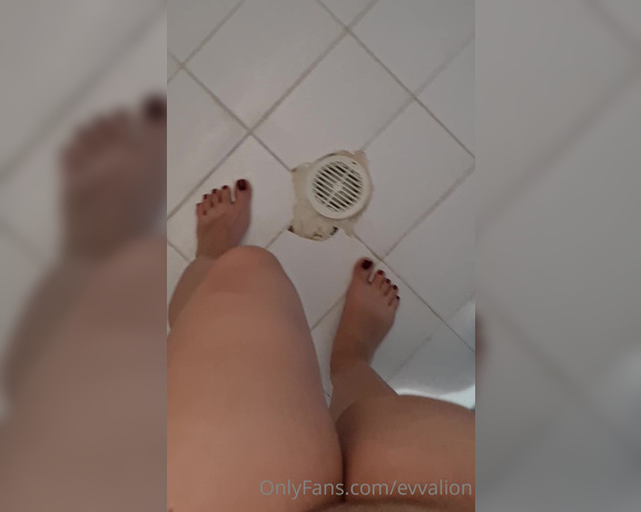 EvvaLion aka evvalion - 06-07-2021 OnlyFans Video - Hi loves Its a Holiday monday here  Come to shower with my redwine toes