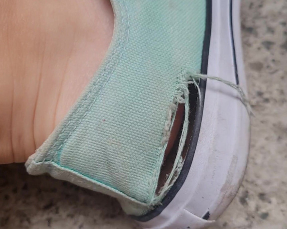 EvvaLion aka evvalion - 05-06-2022 OnlyFans Video - Tell me, what should I do with my damaged and old converse