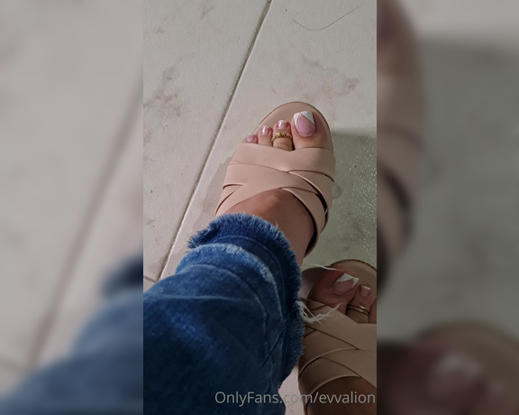 EvvaLion aka evvalion - 11-07-2022 OnlyFans Video - Hey footlovers, do you like my Pink wedges and my French toes