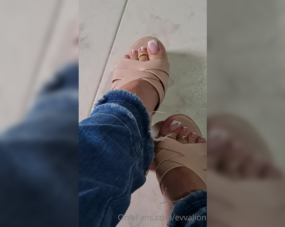 EvvaLion aka evvalion - 11-07-2022 OnlyFans Video - Hey footlovers, do you like my Pink wedges and my French toes