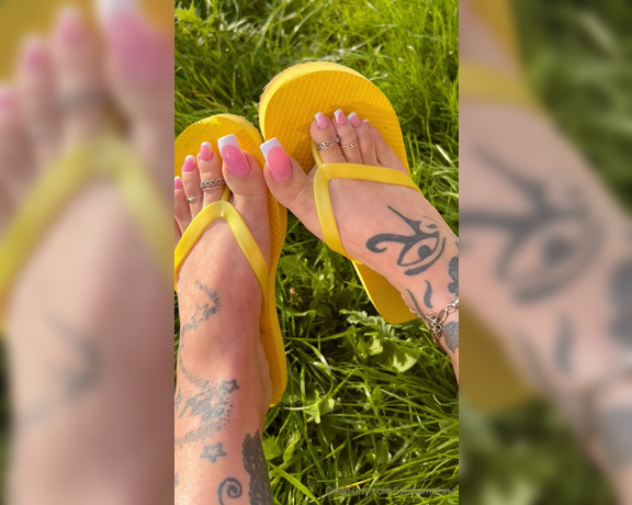 Latina Marina aka latinamarina - 04-16-2024 OnlyFans Video - Watch my pretty toes Basking in the sun