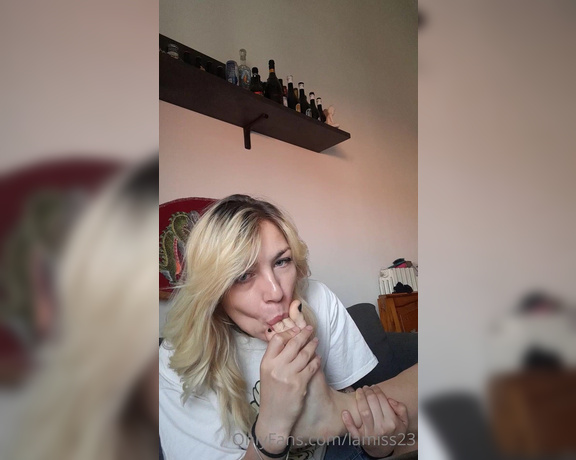 LaaMiss23 aka lamiss23 - 07-13-2022 OnlyFans Video - Una bella leccata di piedi solo per voi