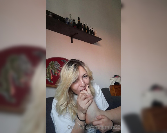 LaaMiss23 aka lamiss23 - 07-13-2022 OnlyFans Video - Una bella leccata di piedi solo per voi