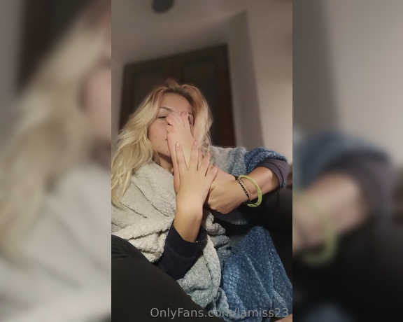 LaaMiss23 aka lamiss23 - 09-28-2022 OnlyFans Video - Divano, copertina e