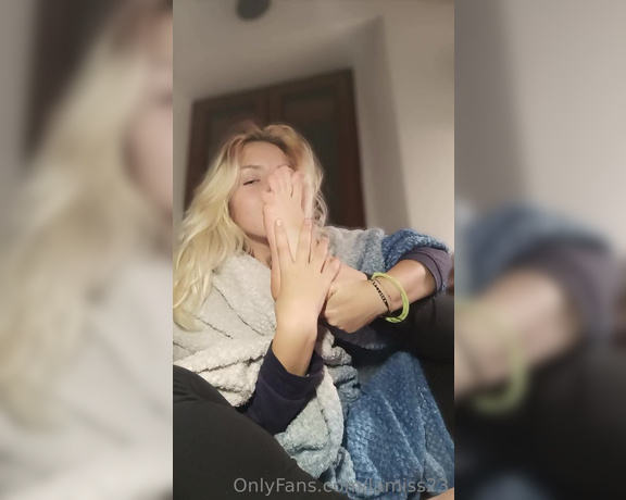 LaaMiss23 aka lamiss23 - 09-28-2022 OnlyFans Video - Divano, copertina e