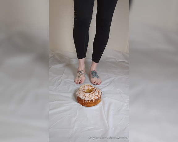 PiperSweetfeet aka pipersweetfeet - 04-19-2024 OnlyFans Video - Smashing a cake with my feet  Come clean it up