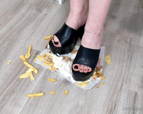 Dame Olga aka dameolgaff - 02-08-2024 OnlyFans Video - 318 Burger Queen Fast Food Crush and Shoes Cleaning Today, I cook for my sub of