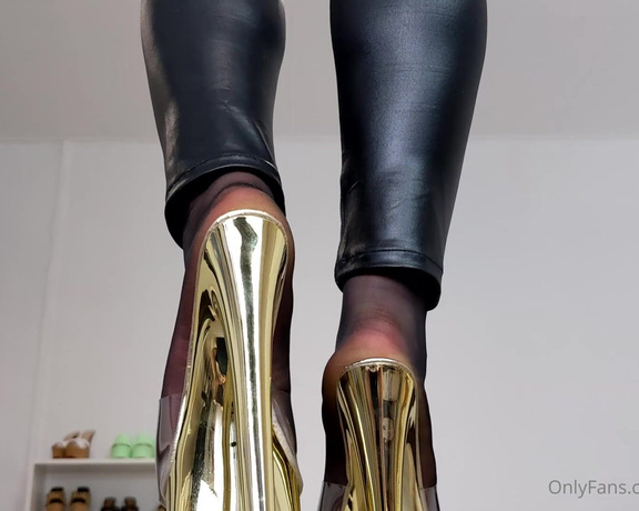 Dame Olga aka dameolgaff - 08-07-2024 OnlyFans Video - 377 Shoejob in Platform Mules on Trampling Table I wear wet look leggings, pantyhose and extreme