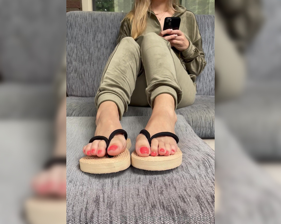 Goddess Lesly aka leslyfeet - 07-20-2023 OnlyFans Video - Ignore Watch how I ignore you, lil foot boy