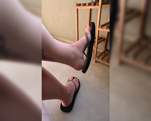 Tabitha Toes aka tabithatoes - 06-13-2021 OnlyFans Video - A little flip flop dangle for you today