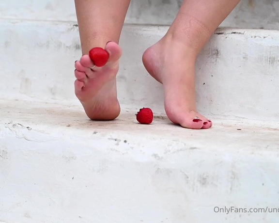 Tabitha Toes aka tabithatoes - 08-16-2021 OnlyFans Video - 10 minutes of crushing cold berries and washing it off my feet in the evening light