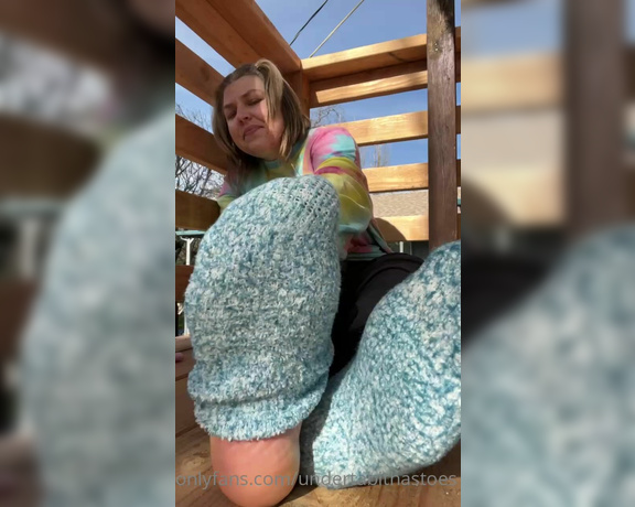 Tabitha Toes aka tabithatoes - 01-15-2022 OnlyFans Video - 12 minutes of me getting stoned with you in the morning I start with my socks