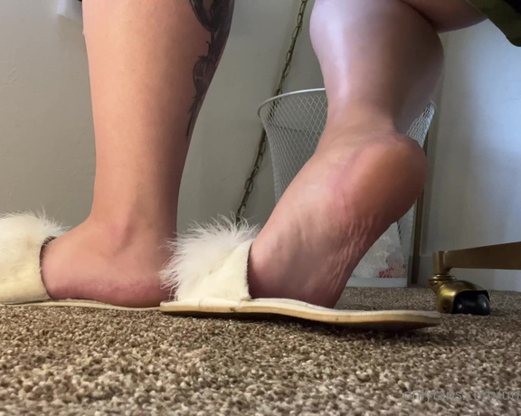 Tabitha Toes aka tabithatoes - 05-25-2022 OnlyFans Video - A looooong ignore video for you today Enjoy listening to me sing and whistle along to