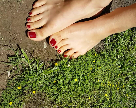 YourGoddessAnna51k aka yourgoddessanna1 - 12-04-2017 OnlyFans Video - Digging those perfect feet in dirt