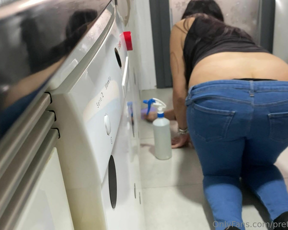 Prettyprincess220 aka prettyprincess220 - 11-07-2022 OnlyFans Video - I was cleaning the kitchen and cooking at the same time and I was wearing jeans