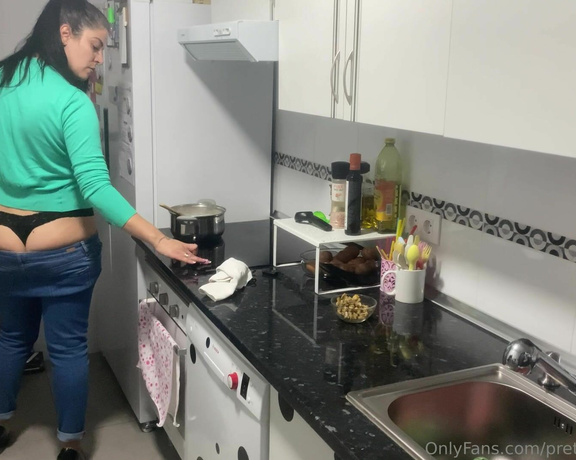 Prettyprincess220 aka prettyprincess220 - 11-11-2022 OnlyFans Video - today I filmed a lot, and the time came to cook