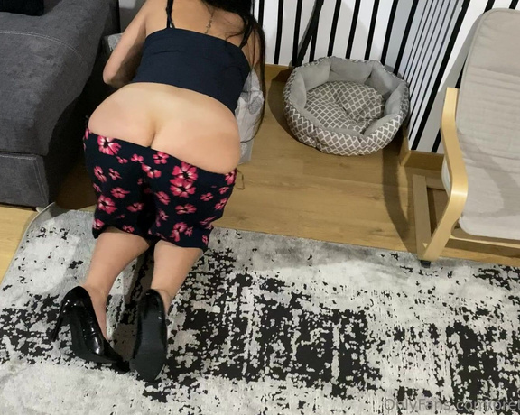 Prettyprincess220 aka prettyprincess220 - 11-10-2022 OnlyFans Video - I m wearing a floral skirt