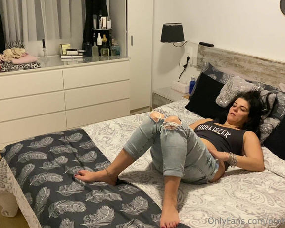 Prettyprincess220 aka prettyprincess220 - 11-20-2022 OnlyFans Video - I am in my bed in doggy style position with my tight jeans on