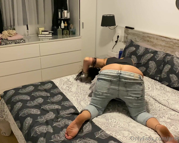 Prettyprincess220 aka prettyprincess220 - 11-20-2022 OnlyFans Video - I am in my bed in doggy style position with my tight jeans on