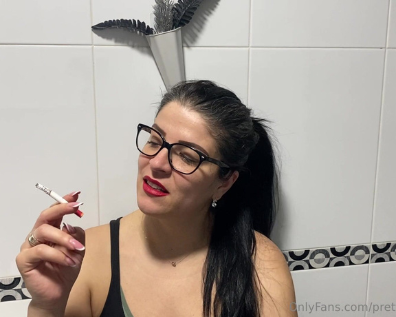 Prettyprincess220 aka prettyprincess220 - 12-20-2022 OnlyFans Video - I wore lipstick to smoke a cigarette