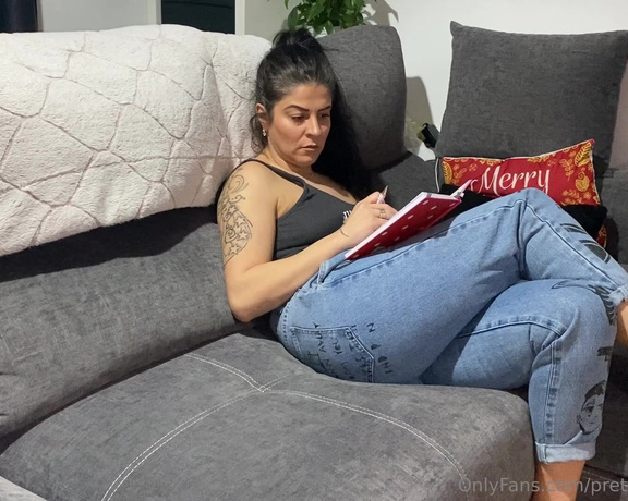 Prettyprincess220 aka prettyprincess220 - 01-05-2023 OnlyFans Video - I wear really tight jeans and sit on the sofa