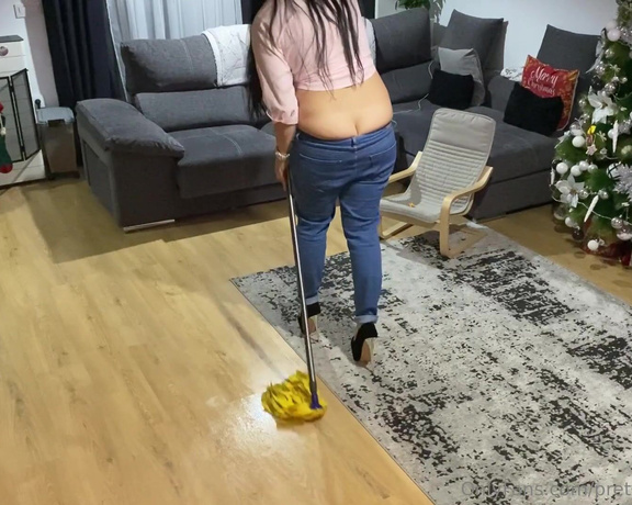 Prettyprincess220 aka prettyprincess220 - 01-08-2023 OnlyFans Video - buttcrack while washing the floor