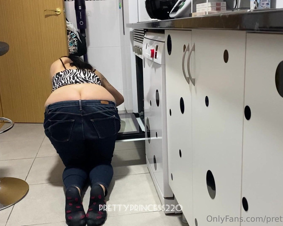 Prettyprincess220 aka prettyprincess220 - 01-18-2023 OnlyFans Video - butt crack and farting a lot