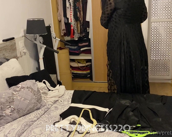 Prettyprincess220 aka prettyprincess220 - 01-31-2023 OnlyFans Video - Im going to a party, and I dont know what to wear