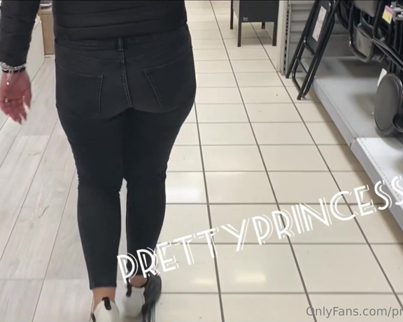 Prettyprincess220 aka prettyprincess220 - 02-24-2023 OnlyFans Video - farting public,