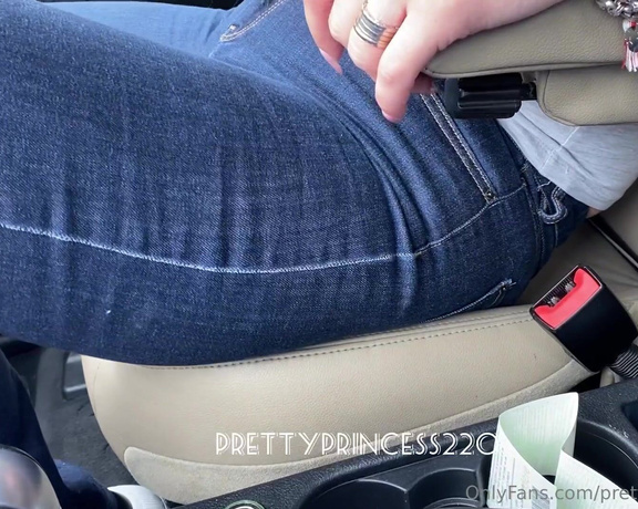 Prettyprincess220 aka prettyprincess220 - 03-09-2023 OnlyFans Video - I fart in jeans in car