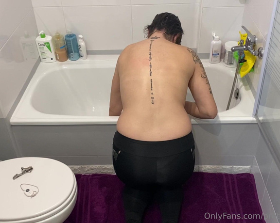 Prettyprincess220 aka prettyprincess220 - 03-18-2023 OnlyFans Video - butt crack while I wash my hair over the bathtub