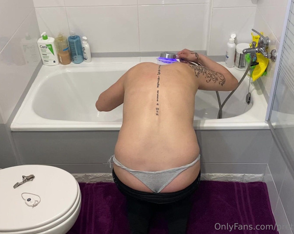 Prettyprincess220 aka prettyprincess220 - 03-18-2023 OnlyFans Video - butt crack while I wash my hair over the bathtub