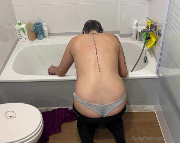 Prettyprincess220 aka prettyprincess220 - 03-18-2023 OnlyFans Video - butt crack while I wash my hair over the bathtub