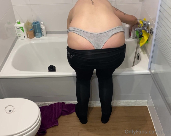 Prettyprincess220 aka prettyprincess220 - 03-18-2023 OnlyFans Video - butt crack while I wash my hair over the bathtub