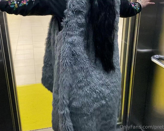 Prettyprincess220 aka prettyprincess220 - 03-22-2023 OnlyFans Video - who pays a tip for the video in the subway and elevator