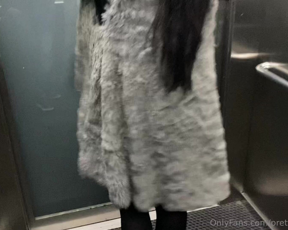 Prettyprincess220 aka prettyprincess220 - 03-22-2023 OnlyFans Video - who pays a tip for the video in the subway and elevator