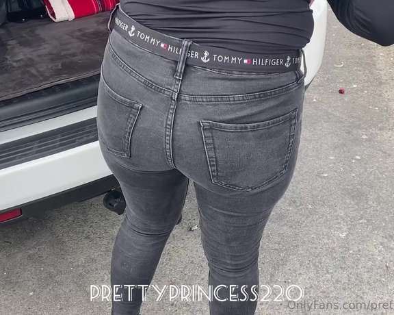 Prettyprincess220 aka prettyprincess220 - 02-22-2023 OnlyFans Video - Im cleaning the car, people walk by and I fart at each other