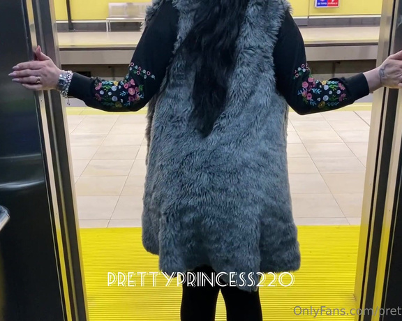 Prettyprincess220 aka prettyprincess220 - 03-24-2023 OnlyFans Video - I fart a lot on the subway and in the elevator at the subway stop