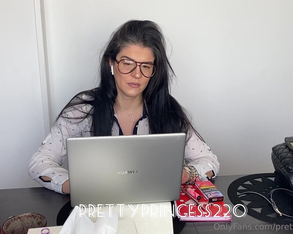 Prettyprincess220 aka prettyprincess220 - 03-02-2023 OnlyFans Video - secretary farts when she works