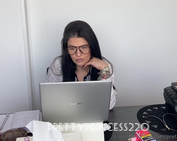 Prettyprincess220 aka prettyprincess220 - 03-02-2023 OnlyFans Video - secretary farts when she works