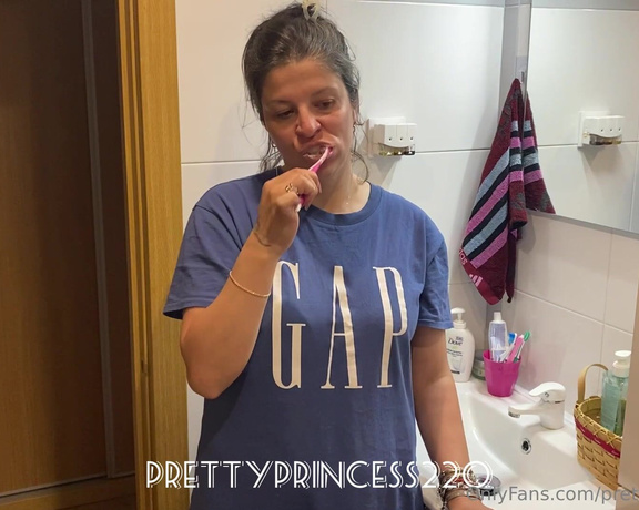 Prettyprincess220 aka prettyprincess220 - 05-08-2023 OnlyFans Video - Por la mañana cuando me espió los dientes tengo muchos gases tiro muchos ped0s por la