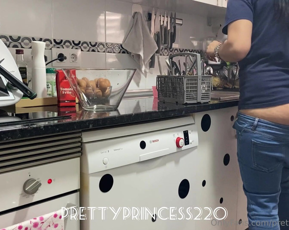 Prettyprincess220 aka prettyprincess220 - 05-14-2023 OnlyFans Video - butt crack in the kitchen in jeans culo medio desnudo en la cocina en vaqueros