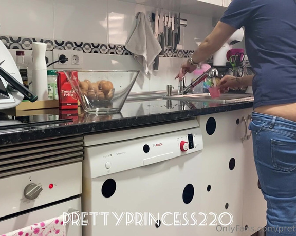 Prettyprincess220 aka prettyprincess220 - 05-14-2023 OnlyFans Video - butt crack in the kitchen in jeans culo medio desnudo en la cocina en vaqueros