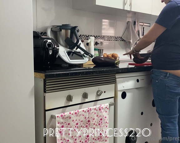 Prettyprincess220 aka prettyprincess220 - 05-17-2023 OnlyFans Video - Butt crack while I cook